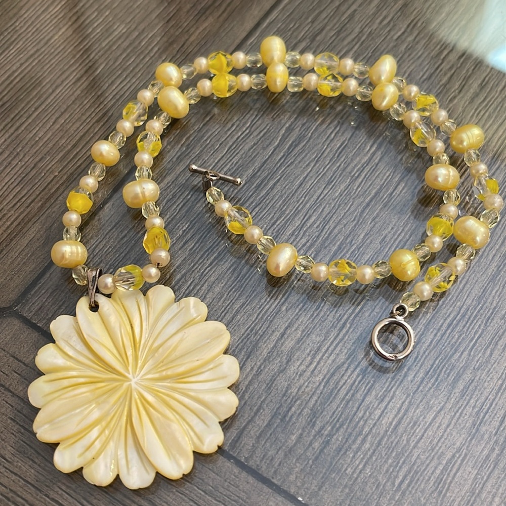 Vintage Yellow Carved Mother of Pearl Flower Pendant & Real Pearl Necklace - Picture 15 of 15